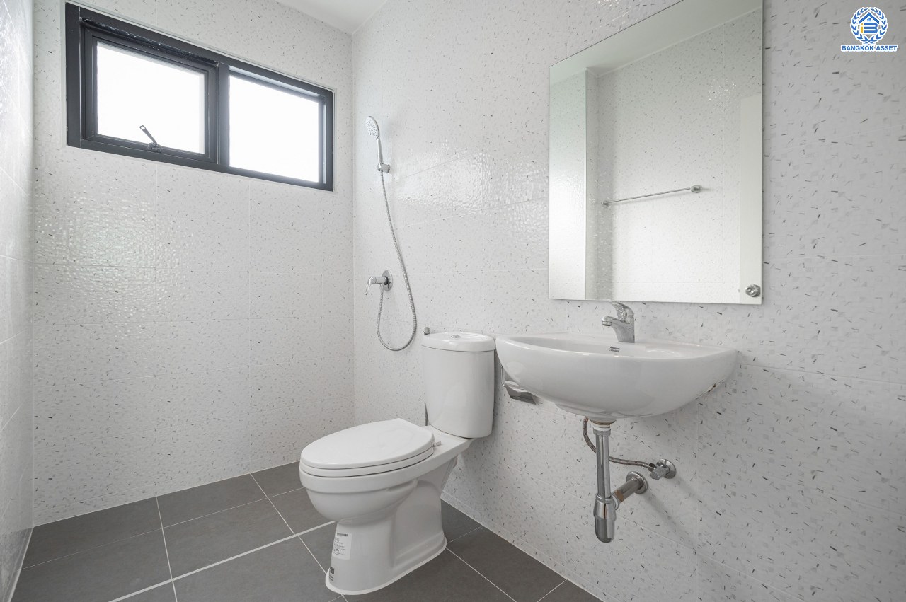 บ้านมือสองตกแต่งใหม่ แบรนด์ Q.House โครงการ ลัดดารมย์ ปิ่นเกล้า เนื้อที่ 53.1 ตร.ว. พื้นที่ใช้สอย 211.5 ตร.ม. ฟังก์ชันจัดเต็ม 3 ห้องนอน 2 ห้องน้ำ จอดรถได้ 2 คัน บนทำเลศักยภาพ ใกล้เซ็นทรัลเวสต์เกต, วงเวียนพระราม5, ทางด่วน "กาญจนาภิเษก" และรถไฟฟ้า "สถานีตลาดบางใหญ่"